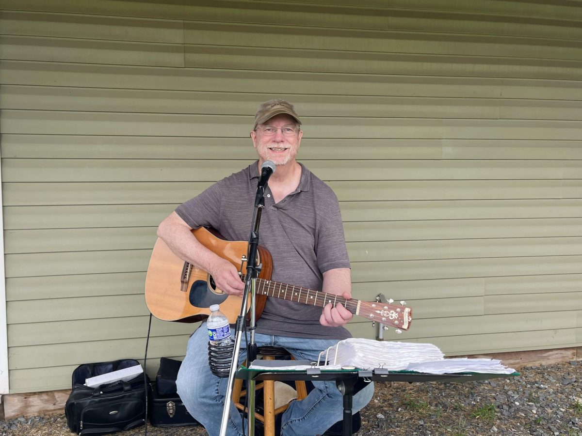 Each week, there is live entertainment, like Thomas Johnston.