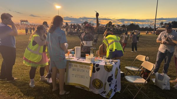 Del Val's Thespians's new fundraiser entertained families while also spreading the Dawg Pound theme with the entire crowd.