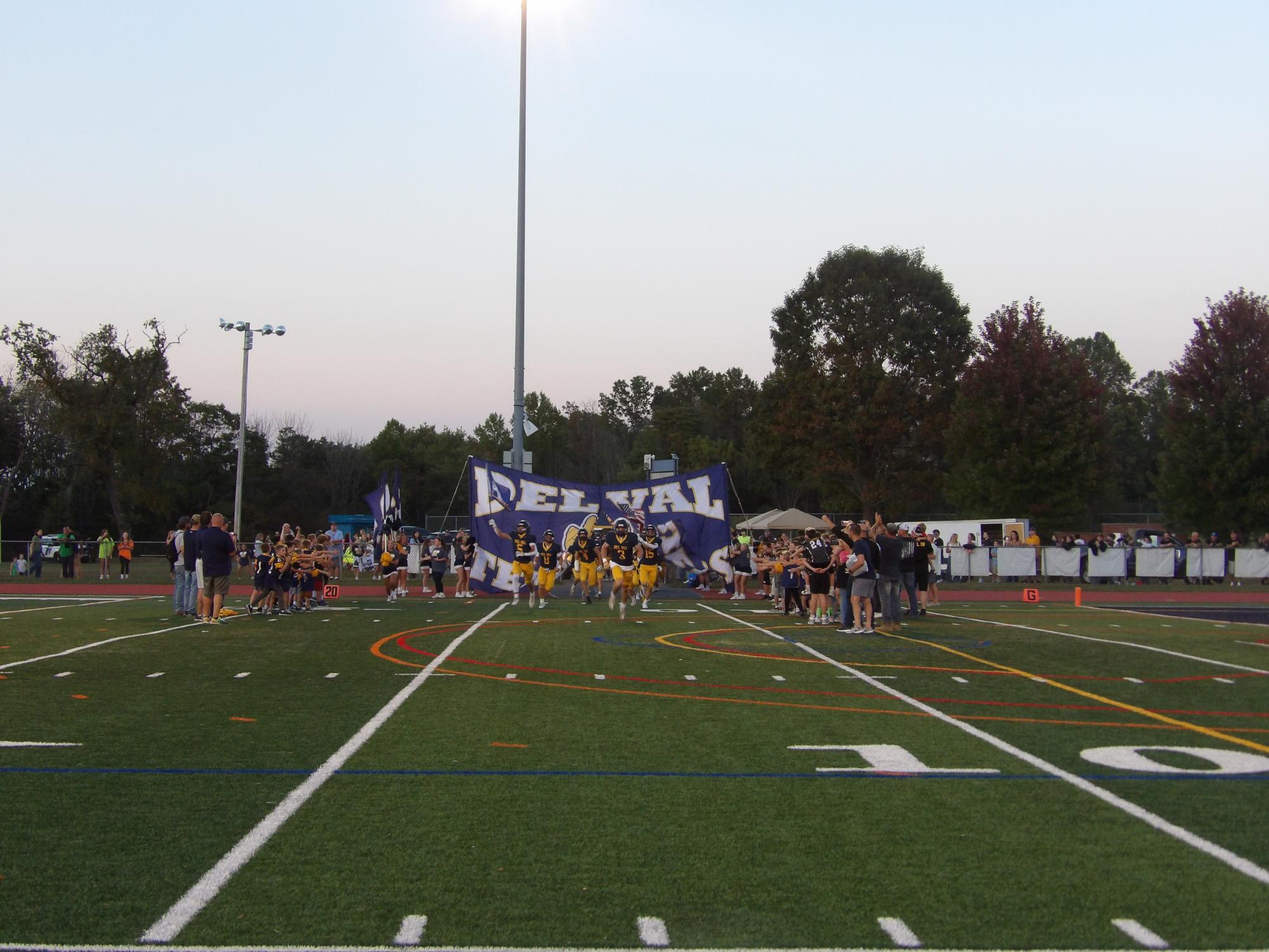 Del Val celebrates football, cheerleading Youth Night