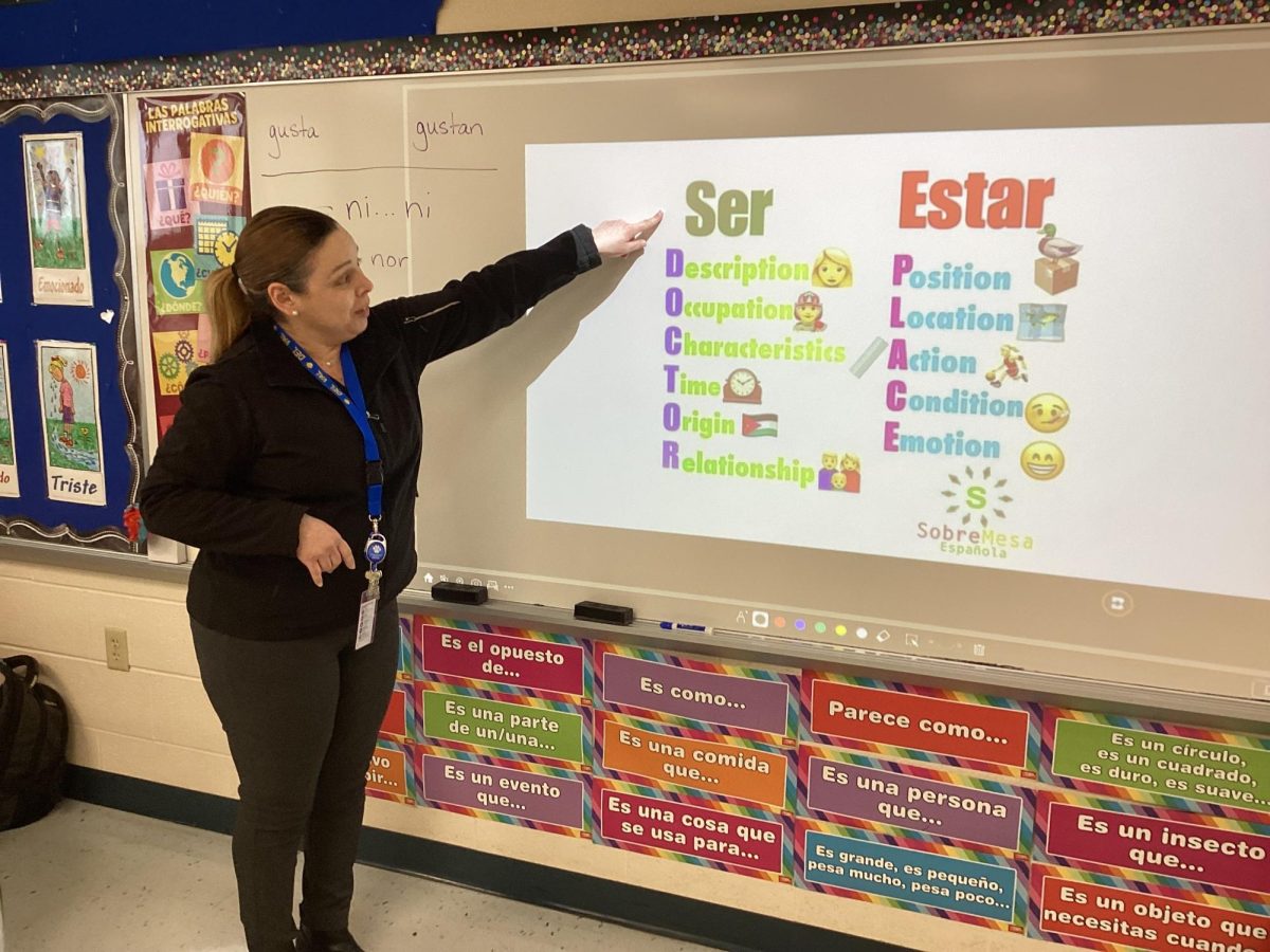 Señora Grissel Travieso Dipini teaching her Spanish class.