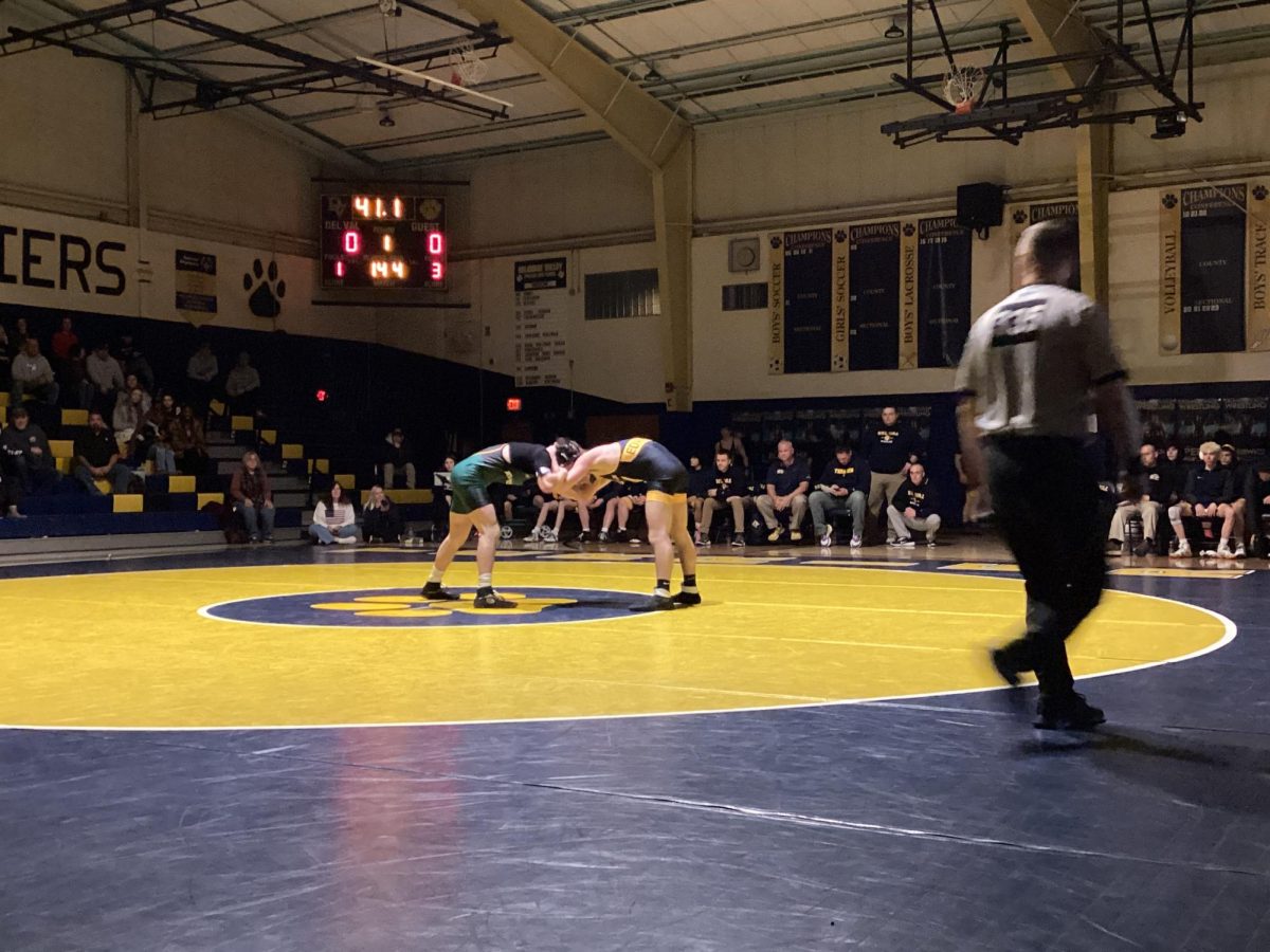 Jacob Edwards (DV) wrestles Sutter Totaro (NM).