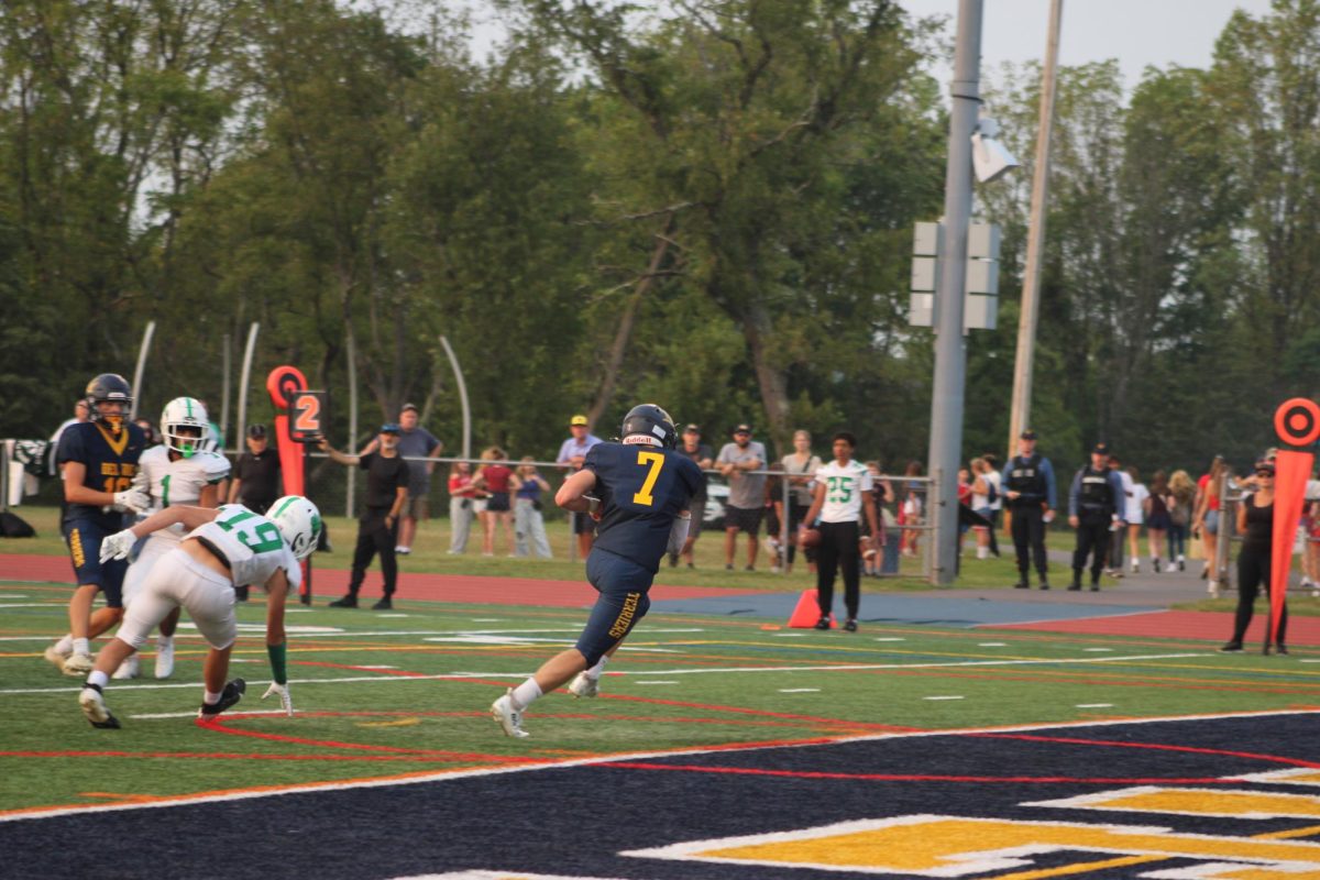 Senior wide receiver, Dylan Rasimowicz, scores touchdown early on during the game, creating a quick lead for Del Val.