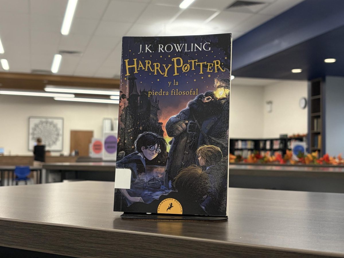 La serie de Harry Potter (The Harry Potter series) escrita por J.K. Rowling 
