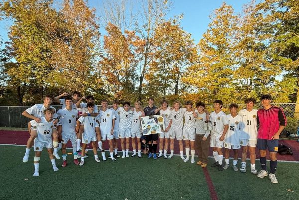 Schulze and the boys soccer team celebrate Schulze's 300 career save, breaking the school's saves record. (Photo via @dvallsportsbooster)