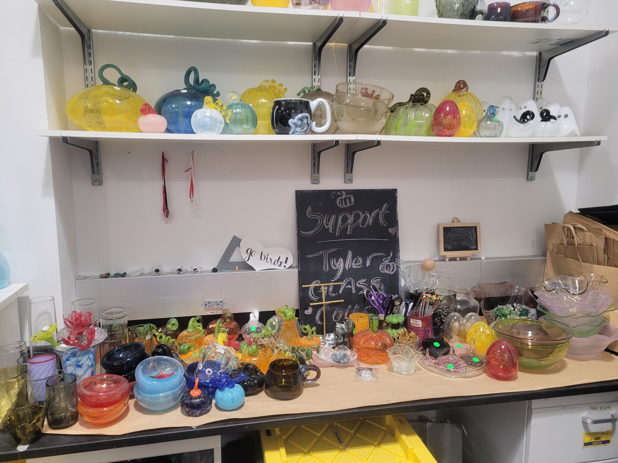 Del Val's art program brings art students to Philadelphia to visit the Philadelphia Museum of Art, the Clay Studio and a glass blowing class at Tyler School in Temple University. 
